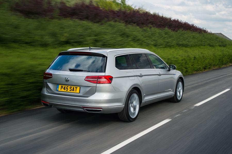  Volkswagen Passat Estate GTE 2016 года  (UK) (фото 17 из 30)